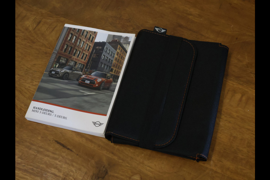 MINI 3-deurs 1.5 One Salt [APPLE CARPLAY, CRUISE CONTROL, SPORT STUUR LEDER, NAVIGATIE, AIRCO, START STOP SYSTEEM, MIDNIGHTBLACK METAAL LAK, ALARMKLASSE 3, NIEUWSTAAT]
