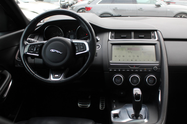 Jaguar E-Pace 2.0 P250 AWD SE / Panoramadak / Camera / Head-up / Leder / 19'' / Meridian / Memory seats / Navigatie / Dodehoek / Stoelverwarming / ACC