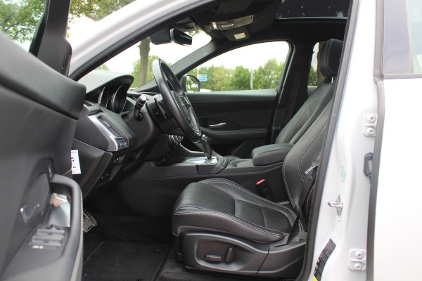 Jaguar E-Pace 2.0 P250 AWD SE / Panoramadak / Camera / Head-up / Leder / 19'' / Meridian / Memory seats / Navigatie / Dodehoek / Stoelverwarming / ACC