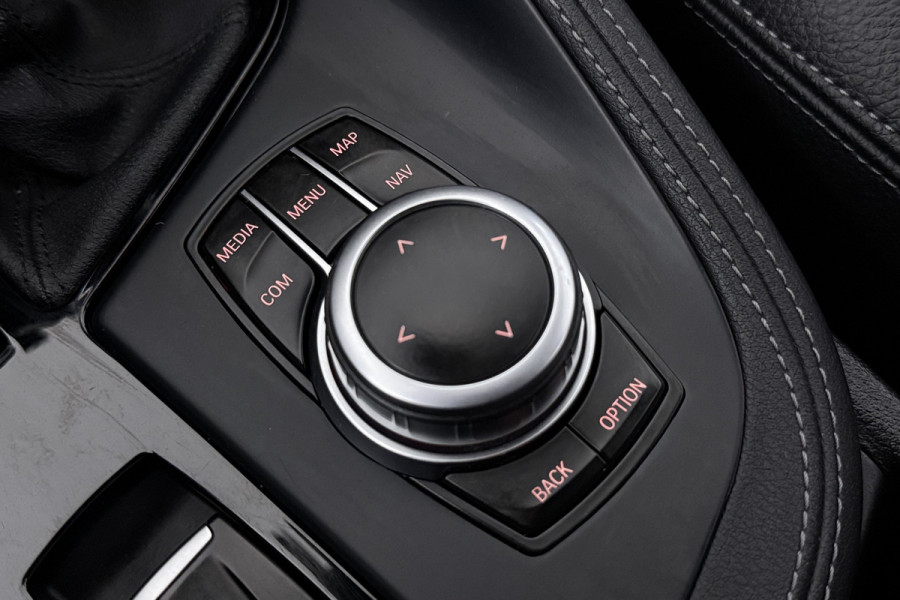 BMW X1 sDrive18i High Executive (TREKHAAK, CAMERA, STOELVERWARMING, DEALER ONDERHOUDEN)