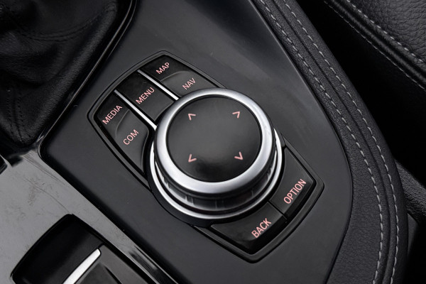 BMW X1 sDrive18i High Executive (TREKHAAK, CAMERA, STOELVERWARMING, DEALER ONDERHOUDEN)