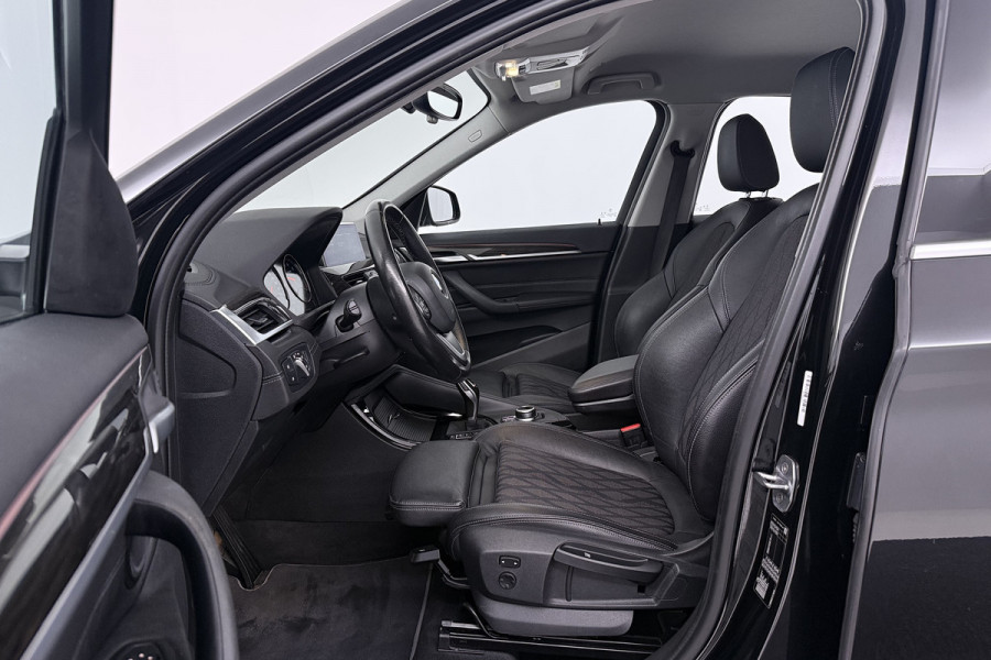 BMW X1 sDrive18i High Executive (TREKHAAK, CAMERA, STOELVERWARMING, DEALER ONDERHOUDEN)