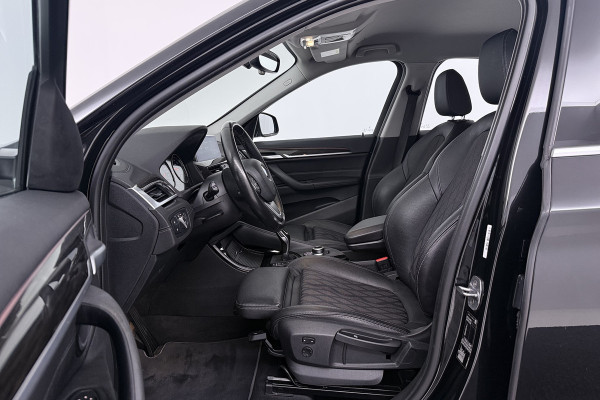 BMW X1 sDrive18i High Executive (TREKHAAK, CAMERA, STOELVERWARMING, DEALER ONDERHOUDEN)
