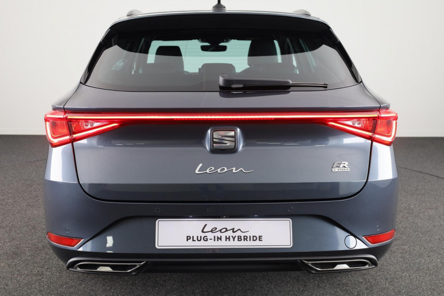 Seat Leon Sportstourer 1.5 TSI e-Hybrid FR PHEV First Edition 204pk | Verlengde garantie | Navigatie | Parkeersensoren | Achteruitrijcamera | Adaptieve cruise control |