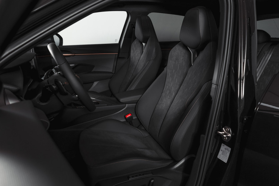 CUPRA Terramar 1.5 TSI e-Hybrid 272 PK VZ Performance | S/K-Panodak | Elek. Trekhaak | Matrix LED | Sennheiser | Elek. stoelen | Adapt. Cruise | Stoel-+Stuurverw. | 360 Camera | NAV+App. Connect | ECC | LM 20" | 5054