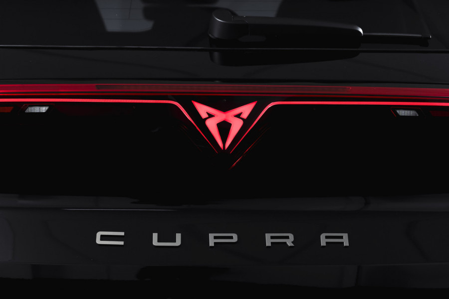CUPRA Terramar 1.5 TSI e-Hybrid 272 PK VZ Performance | S/K-Panodak | Elek. Trekhaak | Matrix LED | Sennheiser | Elek. stoelen | Adapt. Cruise | Stoel-+Stuurverw. | 360 Camera | NAV+App. Connect | ECC | LM 20" | 5054