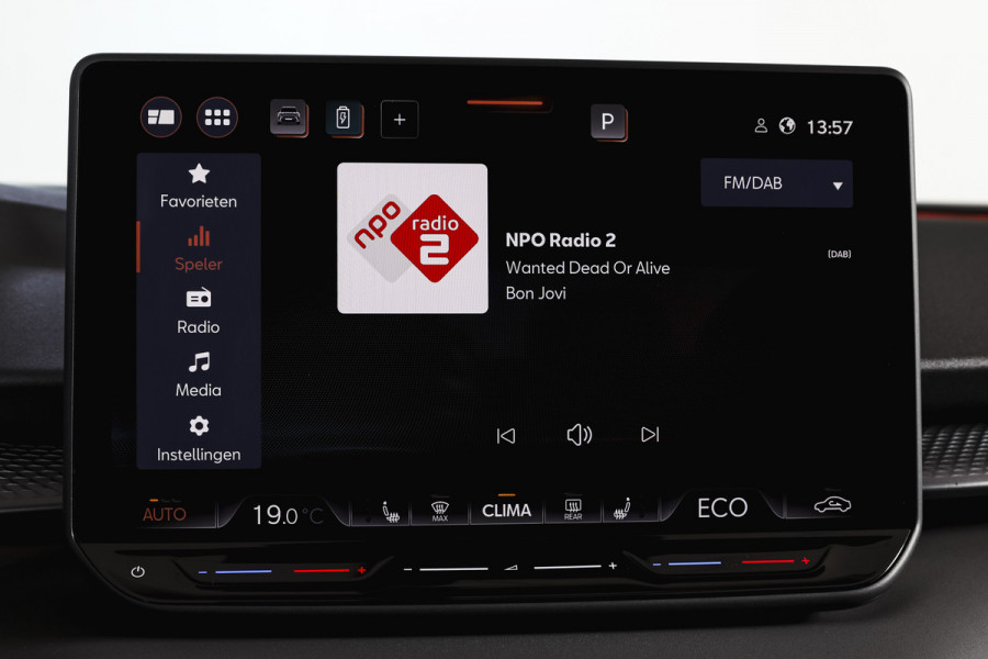 CUPRA Terramar 1.5 TSI e-Hybrid 272 PK VZ Performance | S/K-Panodak | Elek. Trekhaak | Matrix LED | Sennheiser | Elek. stoelen | Adapt. Cruise | Stoel-+Stuurverw. | 360 Camera | NAV+App. Connect | ECC | LM 20" | 5054