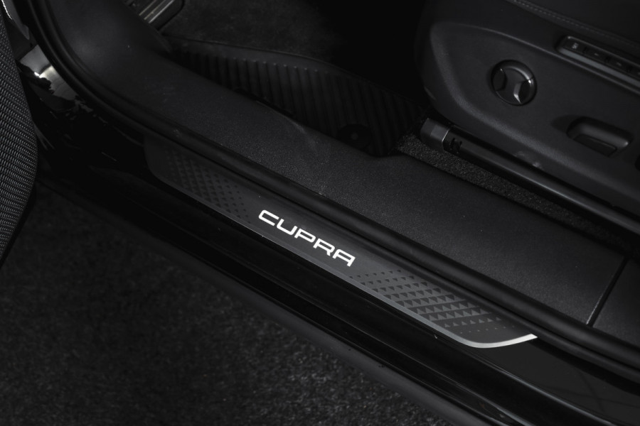 CUPRA Terramar 1.5 TSI e-Hybrid 272 PK VZ Performance | S/K-Panodak | Elek. Trekhaak | Matrix LED | Sennheiser | Elek. stoelen | Adapt. Cruise | Stoel-+Stuurverw. | 360 Camera | NAV+App. Connect | ECC | LM 20" | 5054