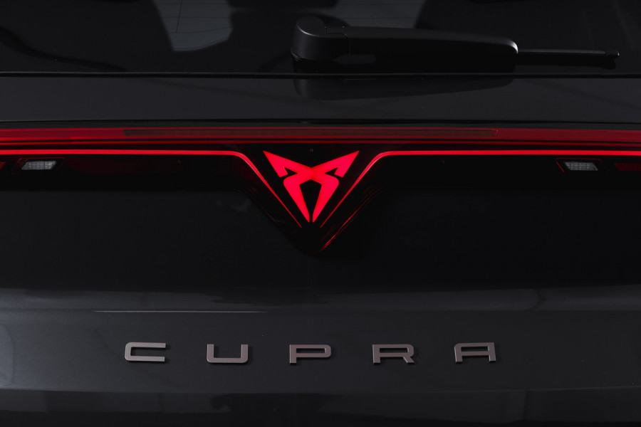 CUPRA Terramar 1.5 TSI e-Hybrid 272 PK VZ Performance | S/K-Panodak | Elek. Trekhaak | Matrix LED | Sennheiser | Elek. stoelen | Adapt. Cruise | Stoel-+Stuurverw. | 360 Camera | NAV+App. Connect | ECC | LM 20" | 4153