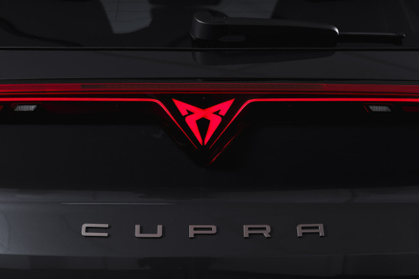 CUPRA Terramar 1.5 TSI e-Hybrid 272 PK VZ Performance | S/K-Panodak | Elek. Trekhaak | Matrix LED | Sennheiser | Elek. stoelen | Adapt. Cruise | Stoel-+Stuurverw. | 360 Camera | NAV+App. Connect | ECC | LM 20" | 4153