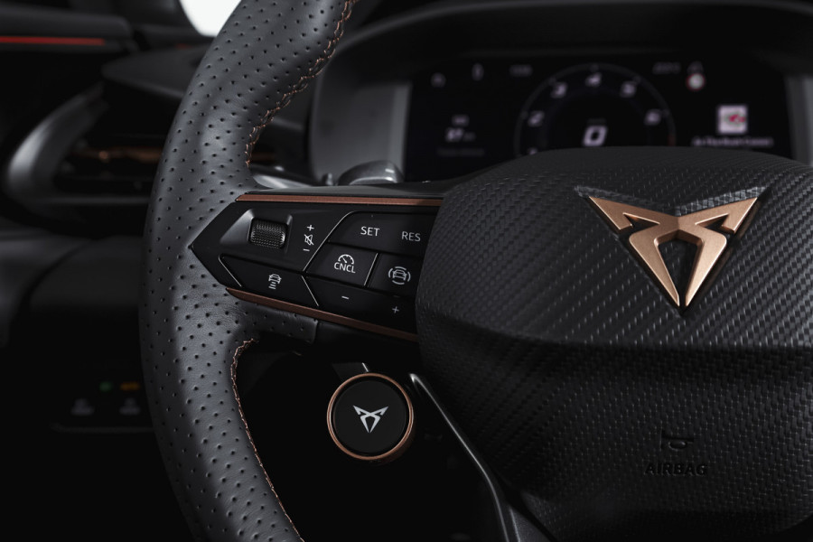 CUPRA Terramar 1.5 TSI e-Hybrid 272 PK VZ Performance | S/K-Panodak | Elek. Trekhaak | Matrix LED | Sennheiser | Elek. stoelen | Adapt. Cruise | Stoel-+Stuurverw. | 360 Camera | NAV+App. Connect | ECC | LM 20" | 4153