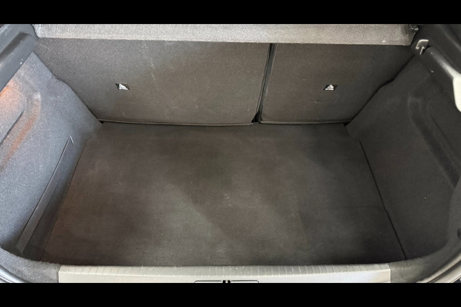 Peugeot 208 1.2 Allure panorama, 3D virtual display, Apple carplay cruise control