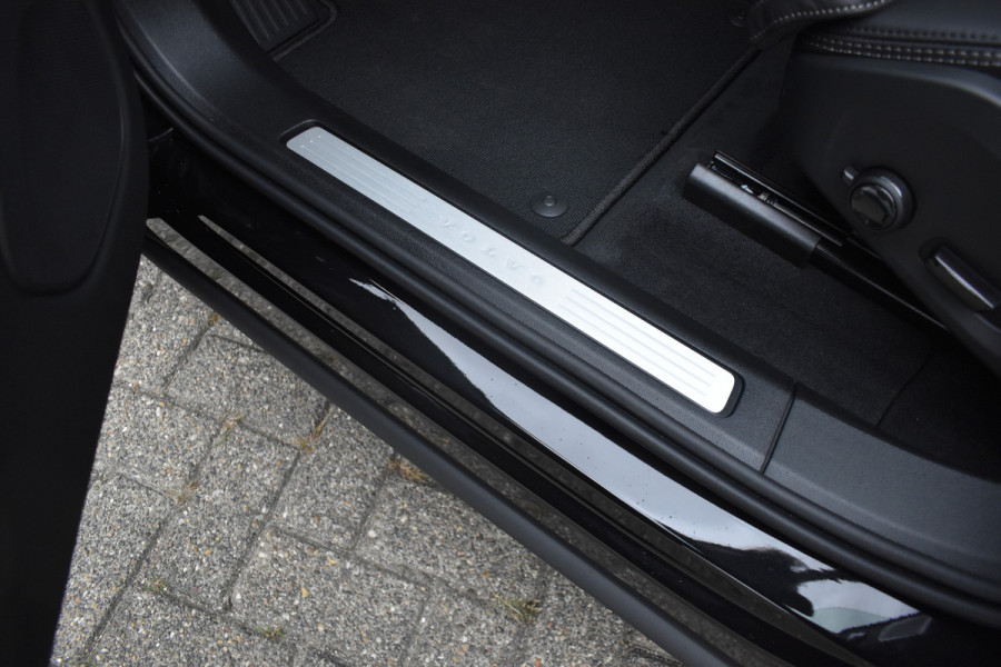Volvo XC60 T8 455PK Plug-in hybrid AWD Ultra Black Edition | Luchtvering | HUD | Massage stoelen | Stoel koeling | Bowers & Wilkens |