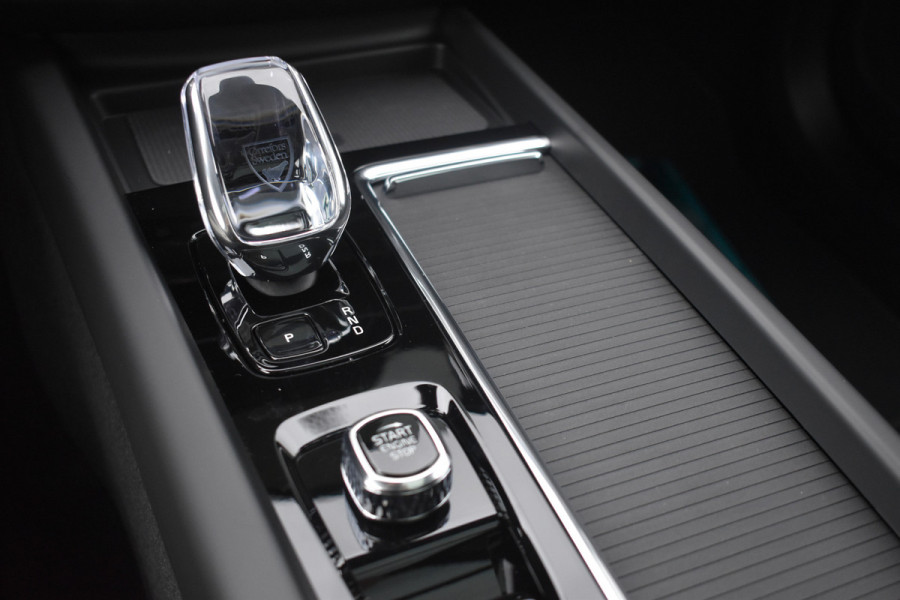 Volvo XC60 T8 455PK Plug-in hybrid AWD Ultra Black Edition | Luchtvering | HUD | Massage stoelen | Stoel koeling | Bowers & Wilkens |
