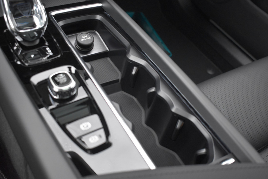 Volvo XC60 T8 455PK Plug-in hybrid AWD Ultra Black Edition | Luchtvering | HUD | Massage stoelen | Stoel koeling | Bowers & Wilkens |