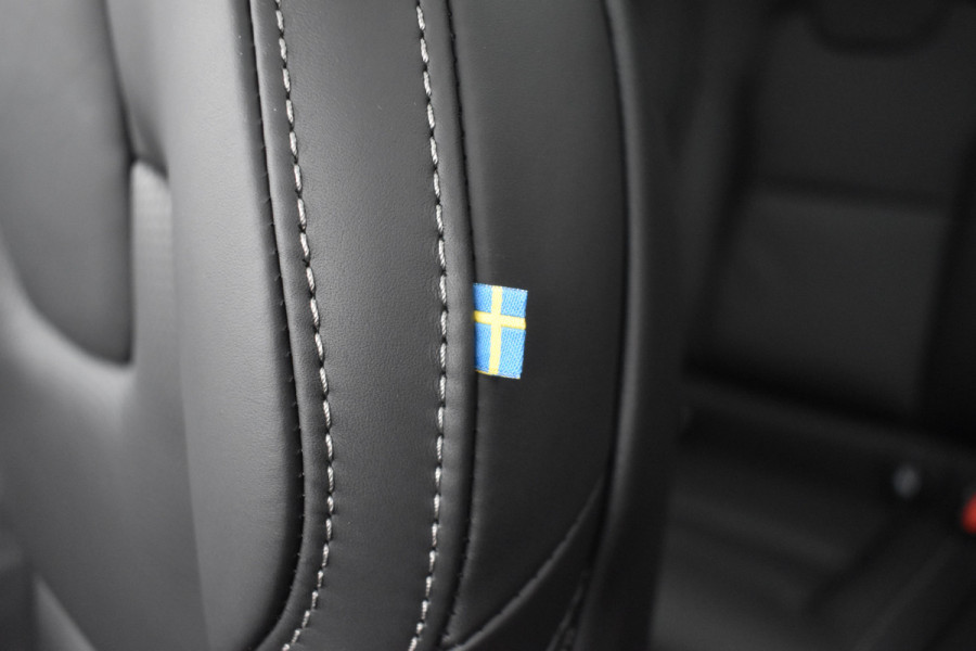 Volvo XC60 T8 455PK Plug-in hybrid AWD Ultra Black Edition | Luchtvering | HUD | Massage stoelen | Stoel koeling | Bowers & Wilkens |
