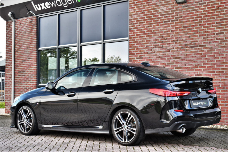 BMW 2 Serie Gran Coupé 218i M-Sport Shadowline Trekhaak 18inch Live-cockpit Sfeerverlichting