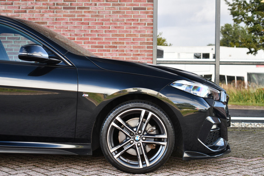 BMW 2 Serie Gran Coupé 218i M-Sport Shadowline Trekhaak 18inch Live-cockpit Sfeerverlichting
