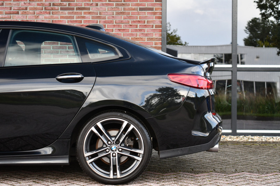 BMW 2 Serie Gran Coupé 218i M-Sport Shadowline Trekhaak 18inch Live-cockpit Sfeerverlichting