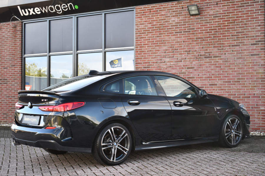 BMW 2 Serie Gran Coupé 218i M-Sport Shadowline Trekhaak 18inch Live-cockpit Sfeerverlichting