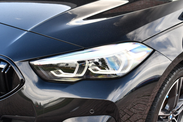 BMW 2 Serie Gran Coupé 218i M-Sport Shadowline Trekhaak 18inch Live-cockpit Sfeerverlichting