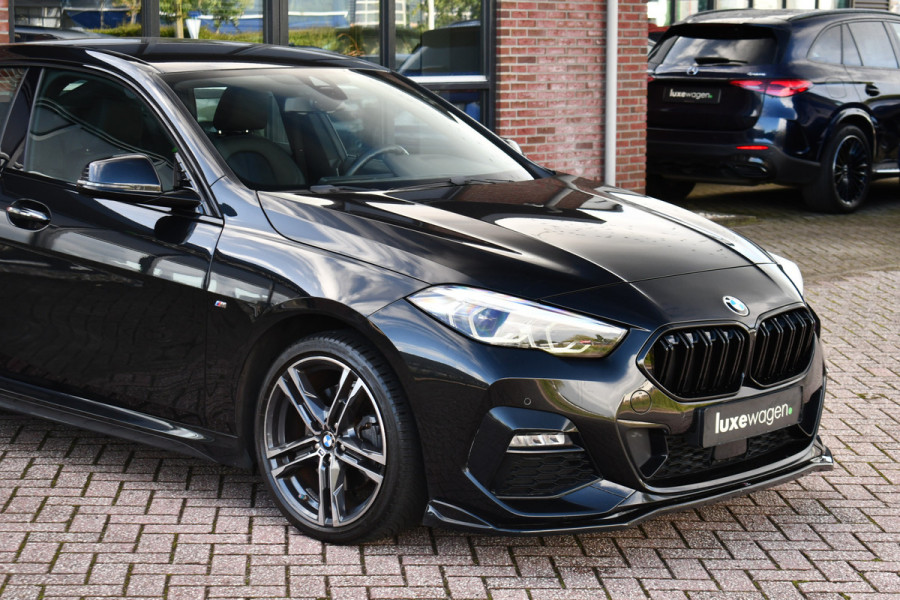BMW 2 Serie Gran Coupé 218i M-Sport Shadowline Trekhaak 18inch Live-cockpit Sfeerverlichting