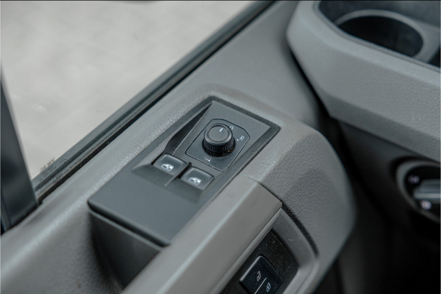 Volkswagen Crafter 2.0 TDI 177 PK L3H3 DSG | CarPlay | Camera | Standkachel | MF Stuur | Dealer onderhouden | Cruise control | DAB
