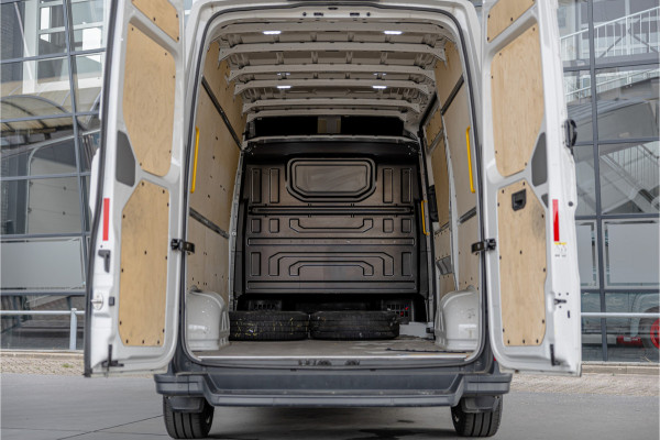 Volkswagen Crafter 2.0 TDI 177 PK L3H3 DSG | CarPlay | Camera | Standkachel | MF Stuur | Dealer onderhouden | Cruise control | DAB