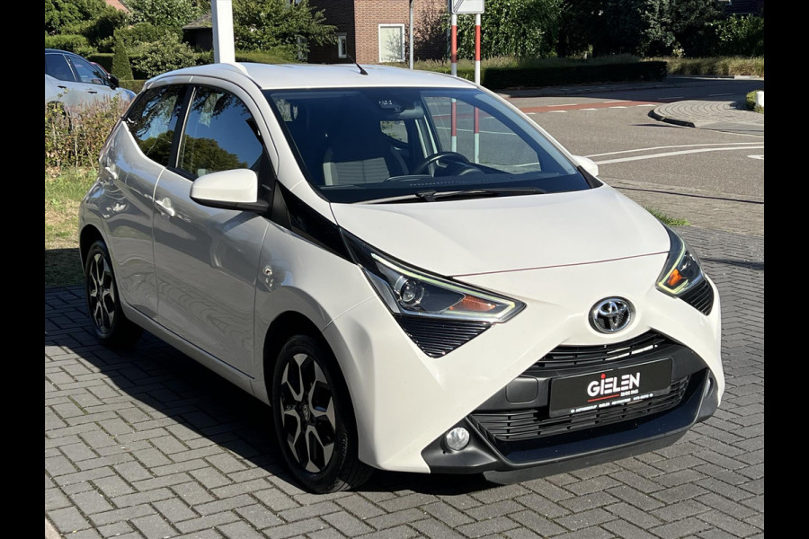 Toyota Aygo 1.0 VVT-i X-joy | Apple CarPlay/Android Auto, Airco, Lichtmetalen velgen, Safety Sense, Mistlampen