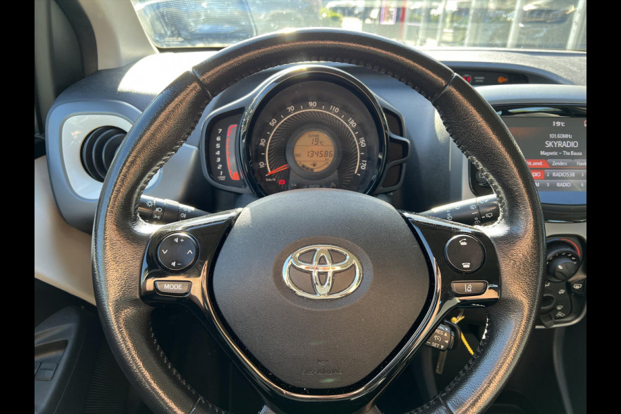 Toyota Aygo 1.0 VVT-i X-joy | Apple CarPlay/Android Auto, Airco, Lichtmetalen velgen, Safety Sense, Mistlampen
