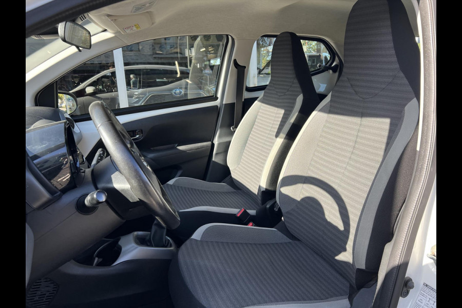 Toyota Aygo 1.0 VVT-i X-joy | Apple CarPlay/Android Auto, Airco, Lichtmetalen velgen, Safety Sense, Mistlampen