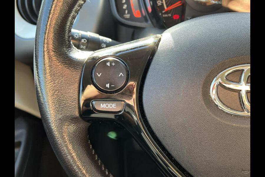 Toyota Aygo 1.0 VVT-i X-joy | Apple CarPlay/Android Auto, Airco, Lichtmetalen velgen, Safety Sense, Mistlampen