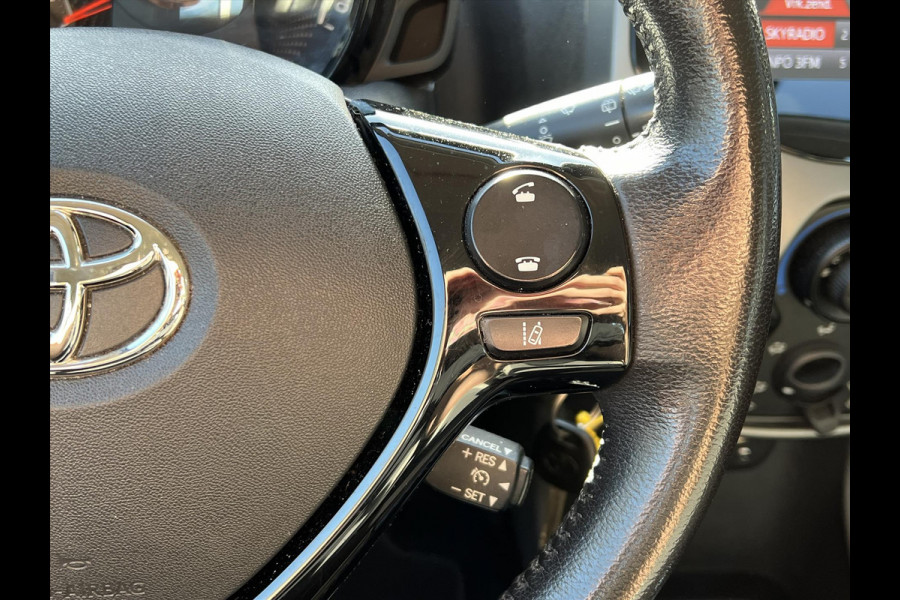 Toyota Aygo 1.0 VVT-i X-joy | Apple CarPlay/Android Auto, Airco, Lichtmetalen velgen, Safety Sense, Mistlampen