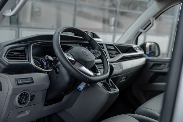 Volkswagen Transporter T6.1 2.0 TDI 150 PK L2H1 DSG DC | Dubbel cabine | 6-Zitter | Bi-Xenon | Camera | CarPlay | MF Stuur | Nieuw | BPM Vrij | DAB | Trekhaak | Cruise control