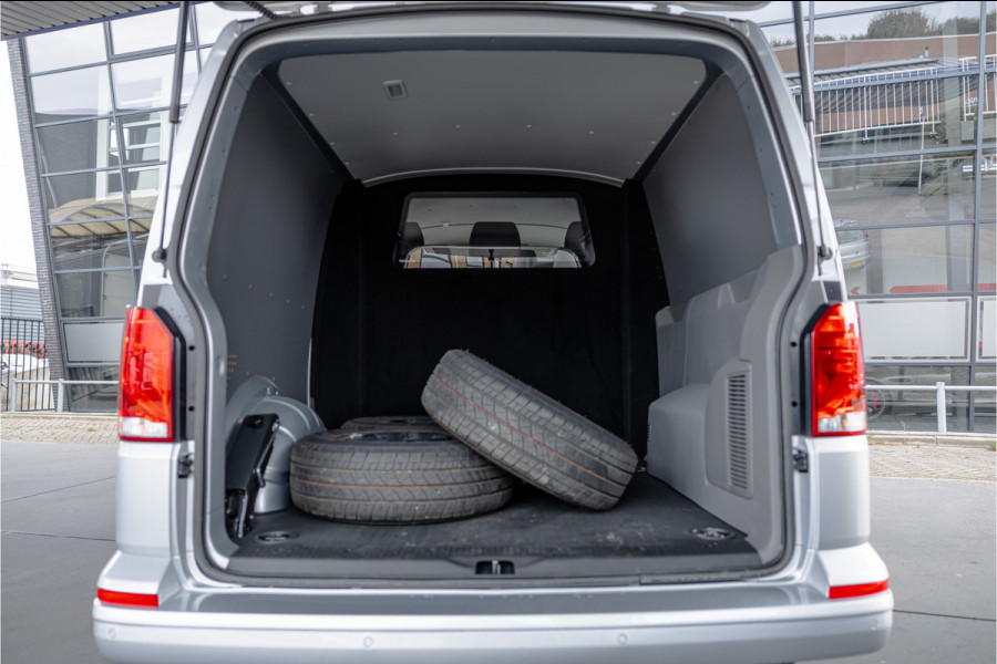 Volkswagen Transporter T6.1 2.0 TDI 150 PK L2H1 DSG DC | Dubbel cabine | 6-Zitter | Bi-Xenon | Camera | CarPlay | MF Stuur | Nieuw | BPM Vrij | DAB | Trekhaak | Cruise control