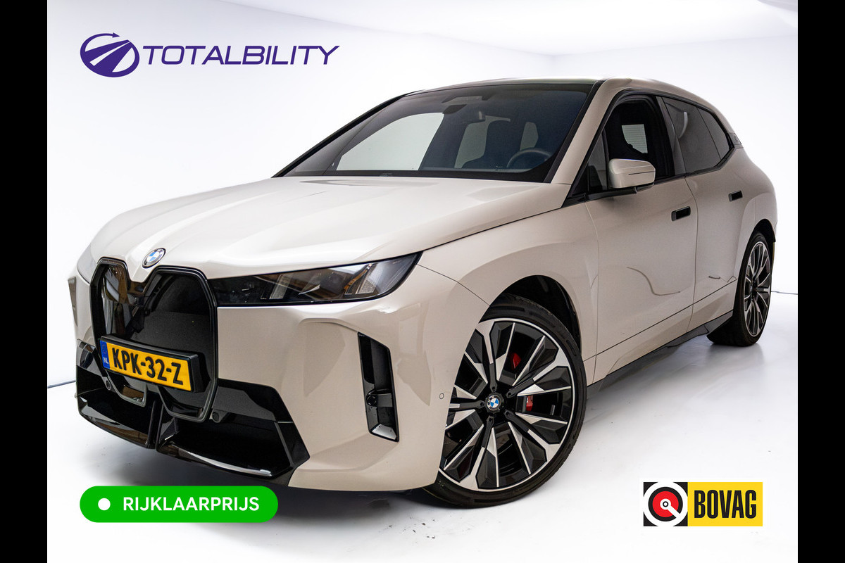 BMW iX xDrive45 101 kWh M-Sport | Pano | Elec. Trekhaak | Luchtvering | Verlichte gril | Stoelverw. en koeling, | Achterbankverw. | Softclose, Meesturende achteras, Harman Kardon, 36 maanden Fabrieksgarantie NL-Auto, Service Inclusive