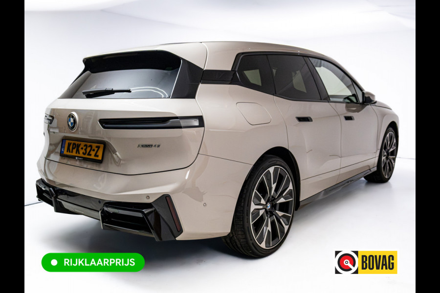 BMW iX xDrive45 101 kWh M-Sport | Pano | Elec. Trekhaak | Luchtvering | Verlichte gril | Stoelverw. en koeling, | Achterbankverw. | Softclose, Meesturende achteras, Harman Kardon, 36 maanden Fabrieksgarantie NL-Auto, Service Inclusive