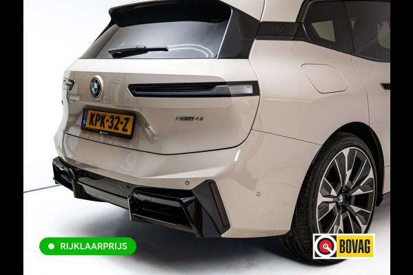 BMW iX xDrive45 101 kWh M-Sport | Pano | Elec. Trekhaak | Luchtvering | Verlichte gril | Stoelverw. en koeling, | Achterbankverw. | Softclose, Meesturende achteras, Harman Kardon, 36 maanden Fabrieksgarantie NL-Auto, Service Inclusive