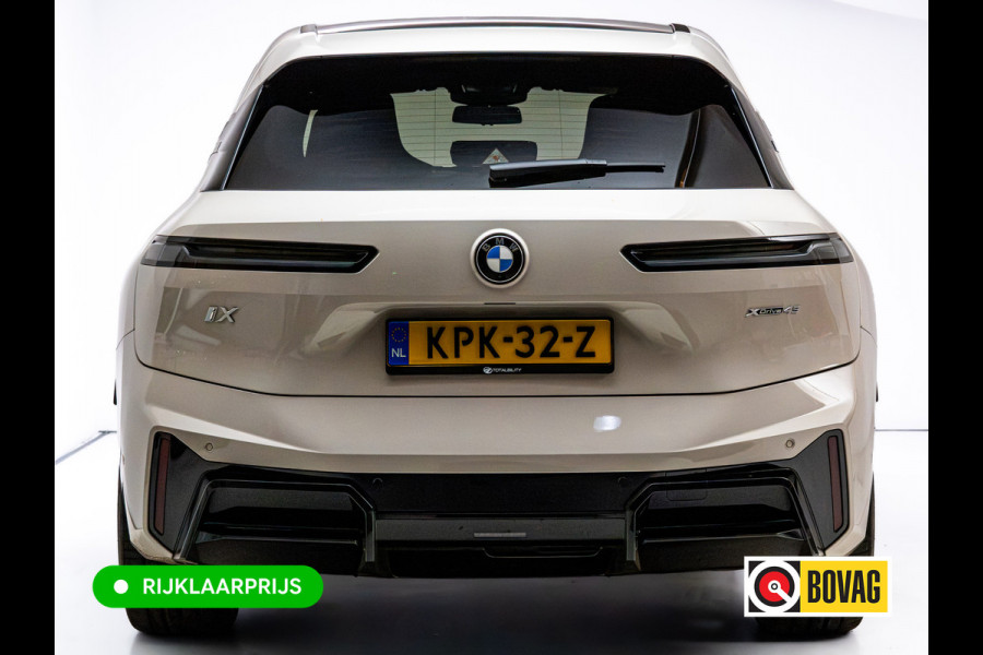 BMW iX xDrive45 101 kWh M-Sport | Pano | Elec. Trekhaak | Luchtvering | Verlichte gril | Stoelverw. en koeling, | Achterbankverw. | Softclose, Meesturende achteras, Harman Kardon, 36 maanden Fabrieksgarantie NL-Auto, Service Inclusive
