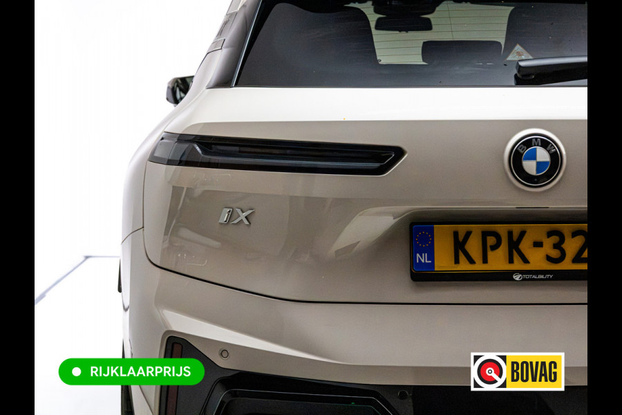 BMW iX xDrive45 101 kWh M-Sport | Pano | Elec. Trekhaak | Luchtvering | Verlichte gril | Stoelverw. en koeling, | Achterbankverw. | Softclose, Meesturende achteras, Harman Kardon, 36 maanden Fabrieksgarantie NL-Auto, Service Inclusive