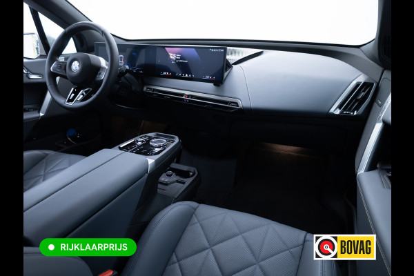 BMW iX xDrive45 101 kWh M-Sport | Pano | Elec. Trekhaak | Luchtvering | Verlichte gril | Stoelverw. en koeling, | Achterbankverw. | Softclose, Meesturende achteras, Harman Kardon, 36 maanden Fabrieksgarantie NL-Auto, Service Inclusive