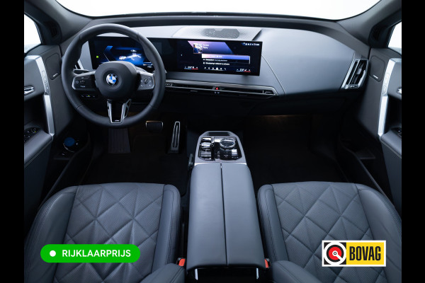 BMW iX xDrive45 101 kWh M-Sport | Pano | Elec. Trekhaak | Luchtvering | Verlichte gril | Stoelverw. en koeling, | Achterbankverw. | Softclose, Meesturende achteras, Harman Kardon, 36 maanden Fabrieksgarantie NL-Auto, Service Inclusive