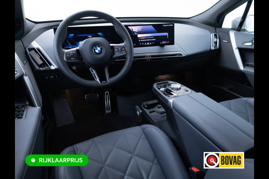 BMW iX xDrive45 101 kWh M-Sport | Pano | Elec. Trekhaak | Luchtvering | Verlichte gril | Stoelverw. en koeling, | Achterbankverw. | Softclose, Meesturende achteras, Harman Kardon, 36 maanden Fabrieksgarantie NL-Auto, Service Inclusive