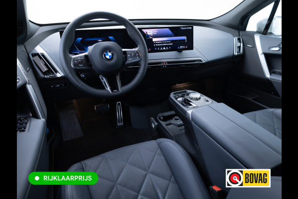 BMW iX xDrive45 101 kWh M-Sport | Pano | Elec. Trekhaak | Luchtvering | Verlichte gril | Stoelverw. en koeling, | Achterbankverw. | Softclose, Meesturende achteras, Harman Kardon, 36 maanden Fabrieksgarantie NL-Auto, Service Inclusive
