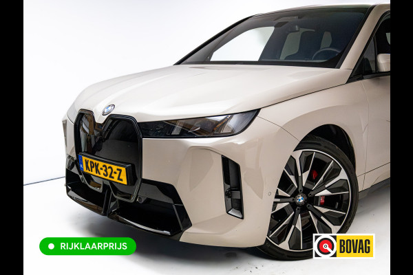BMW iX xDrive45 101 kWh M-Sport | Pano | Elec. Trekhaak | Luchtvering | Verlichte gril | Stoelverw. en koeling, | Achterbankverw. | Softclose, Meesturende achteras, Harman Kardon, 36 maanden Fabrieksgarantie NL-Auto, Service Inclusive
