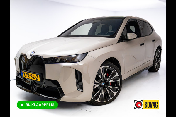 BMW iX xDrive45 101 kWh M-Sport | Pano | Elec. Trekhaak | Luchtvering | Verlichte gril | Stoelverw. en koeling, | Achterbankverw. | Softclose, Meesturende achteras, Harman Kardon, 36 maanden Fabrieksgarantie NL-Auto, Service Inclusive