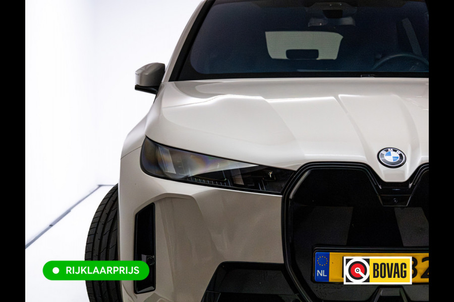 BMW iX xDrive45 101 kWh M-Sport | Pano | Elec. Trekhaak | Luchtvering | Verlichte gril | Stoelverw. en koeling, | Achterbankverw. | Softclose, Meesturende achteras, Harman Kardon, 36 maanden Fabrieksgarantie NL-Auto, Service Inclusive