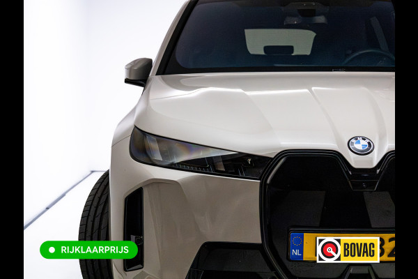 BMW iX xDrive45 101 kWh M-Sport | Pano | Elec. Trekhaak | Luchtvering | Verlichte gril | Stoelverw. en koeling, | Achterbankverw. | Softclose, Meesturende achteras, Harman Kardon, 36 maanden Fabrieksgarantie NL-Auto, Service Inclusive