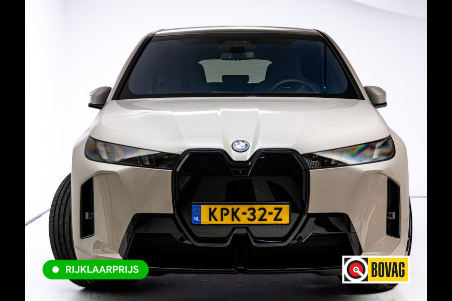BMW iX xDrive45 101 kWh M-Sport | Pano | Elec. Trekhaak | Luchtvering | Verlichte gril | Stoelverw. en koeling, | Achterbankverw. | Softclose, Meesturende achteras, Harman Kardon, 36 maanden Fabrieksgarantie NL-Auto, Service Inclusive