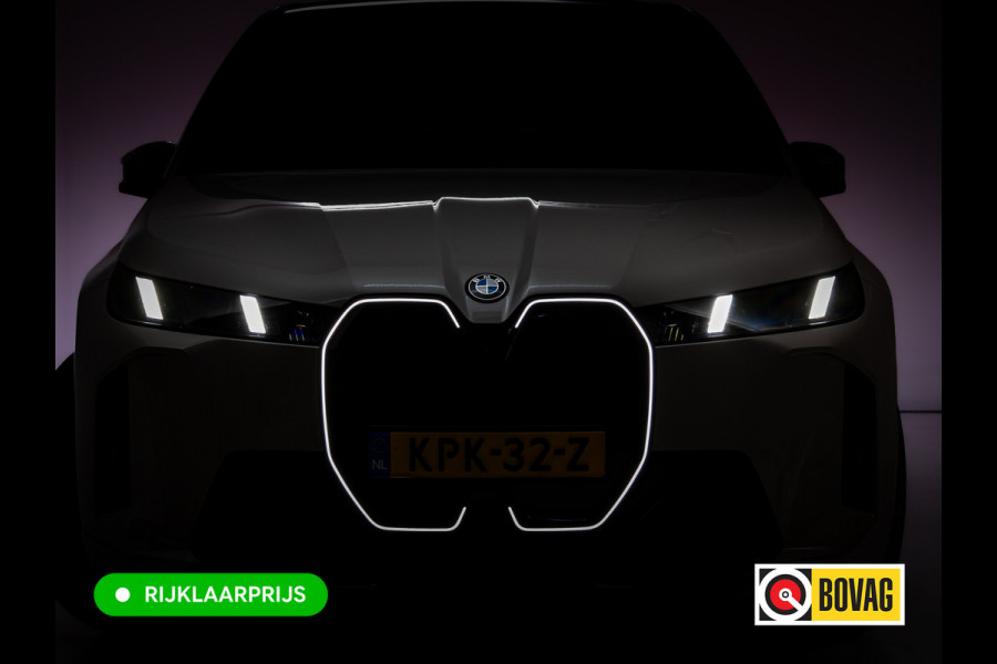 BMW iX xDrive45 101 kWh M-Sport | Pano | Elec. Trekhaak | Luchtvering | Verlichte gril | Stoelverw. en koeling, | Achterbankverw. | Softclose, Meesturende achteras, Harman Kardon, 36 maanden Fabrieksgarantie NL-Auto, Service Inclusive